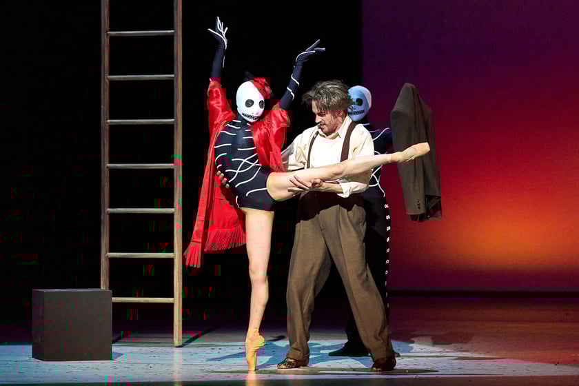 Sceny z baletu &bdquo;Frida&rdquo; w Operze Wrocławskiej