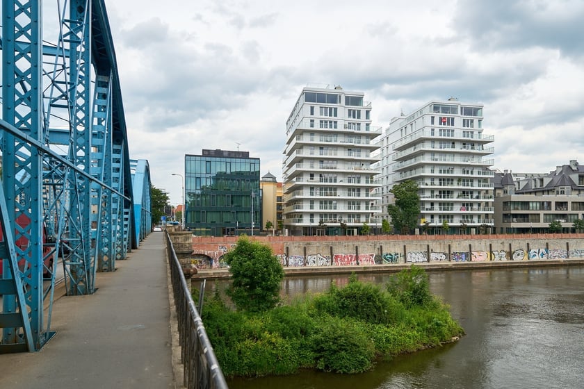 Krupa Gallery mieści się przy ul. księcia Witolda 48/70, na 8 pietrze (pierwszy z lewej biały budynek)