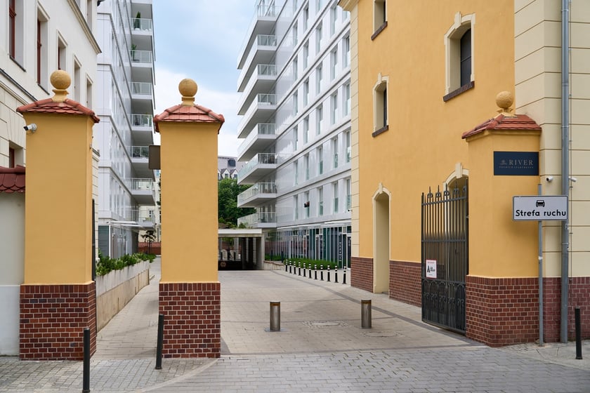 Krupa Gallery mieści się przy ul. księcia Witolda 48/70, na 8 pietrze