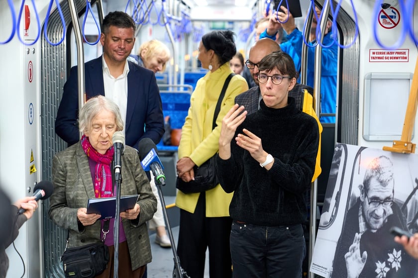 Tramwaj im. Stanisława Dr&oacute;żdża będzie jeździł po Wrocławiu od poniedziałku 16 czerwca &ndash; przy mikrofonie Anna Dr&oacute;żdż, żona Stanisława Dr&oacute;żdża