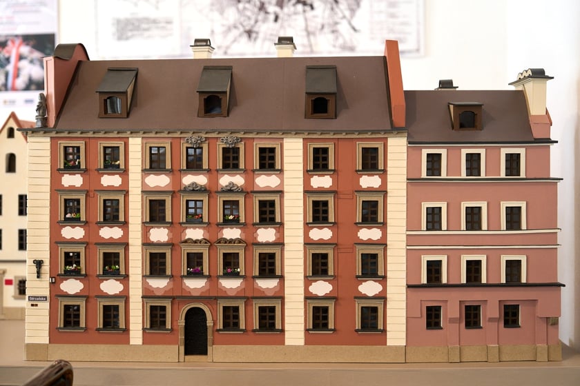 III piętro w kamieniczce &bdquo;Małgosia&rdquo; &ndash; makieta &bdquo;Małgosi&rdquo; &ndash; widać, że kiedyś była złożona z dw&oacute;ch kamieniczek