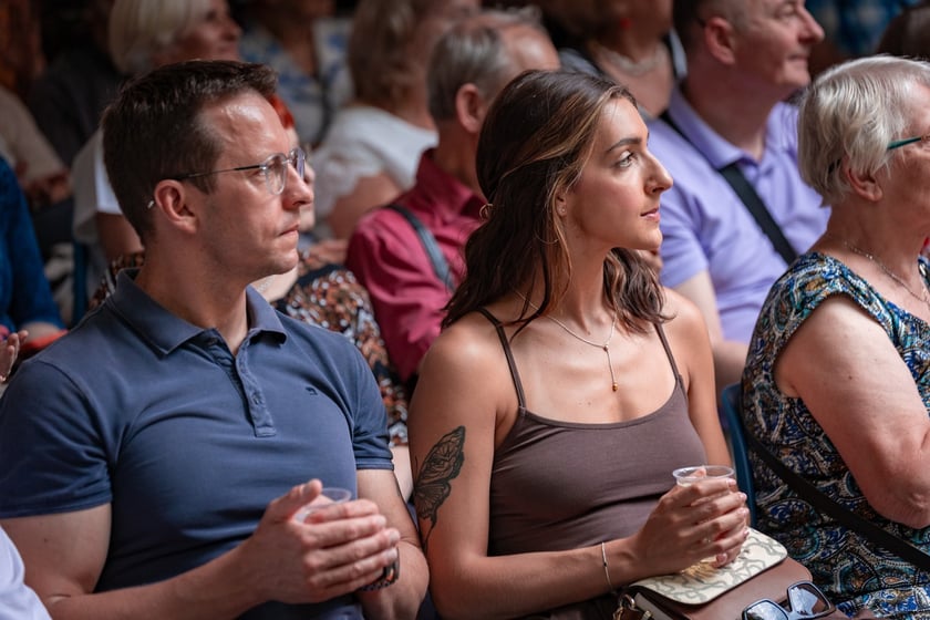 Publiczność Festiwalu &bdquo;Wieczory w Arsenale&rdquo; na dziedzińcu Muzeum Militari&oacute;w