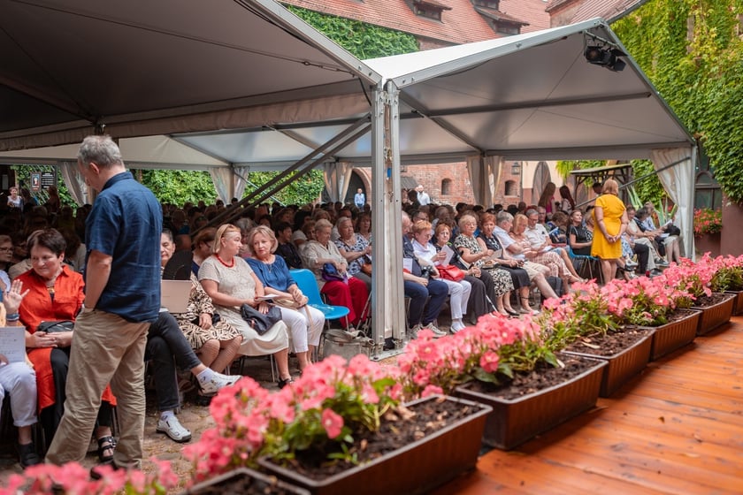 Publiczność Festiwalu &bdquo;Wieczory w Arsenale&rdquo; na dziedzińcu Muzeum Militari&oacute;w