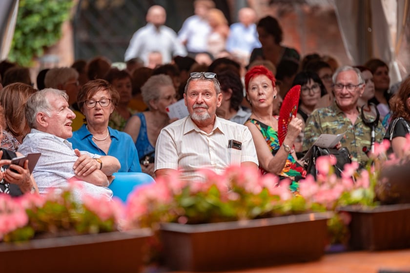 Publiczność Festiwalu &bdquo;Wieczory w Arsenale&rdquo; na dziedzińcu Muzeum Militari&oacute;w