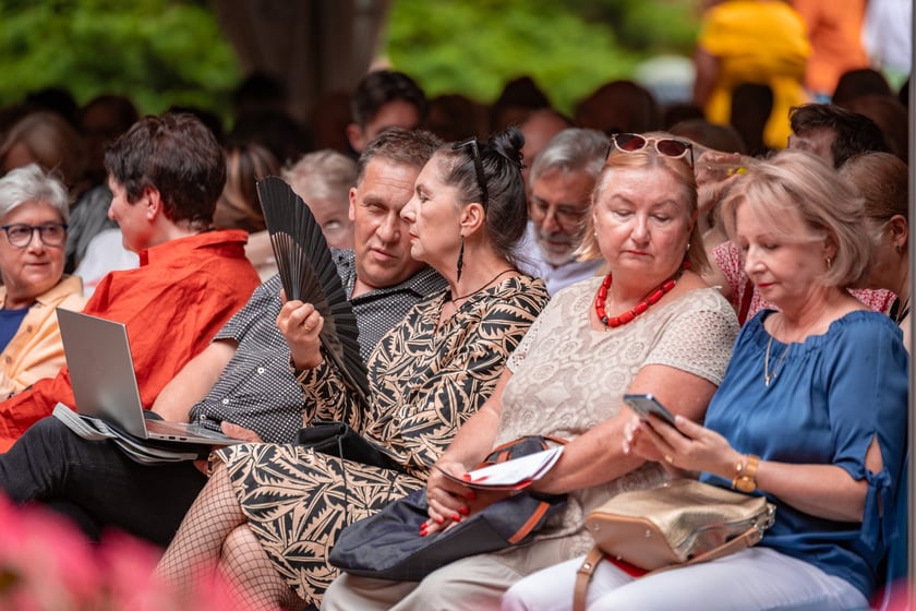 Publiczność Festiwalu &bdquo;Wieczory w Arsenale&rdquo; na dziedzińcu Muzeum Militari&oacute;w