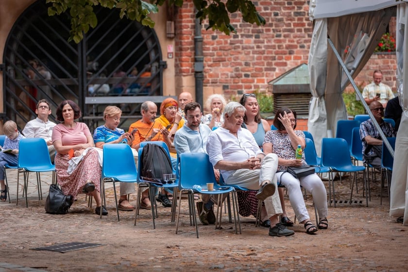 Publiczność Festiwalu &bdquo;Wieczory w Arsenale&rdquo; na dziedzińcu Muzeum Militari&oacute;w