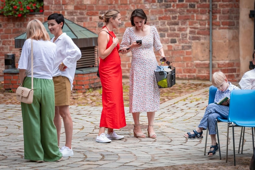 Publiczność Festiwalu &bdquo;Wieczory w Arsenale&rdquo; na dziedzińcu Muzeum Militari&oacute;w