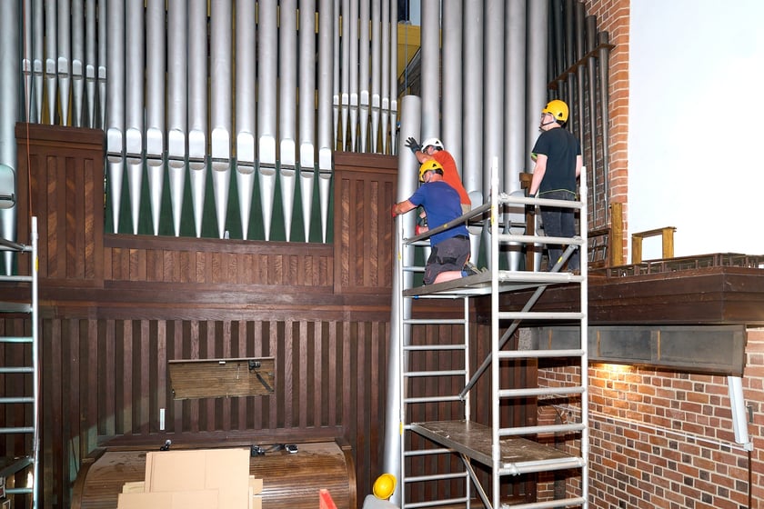 Demontaż piszczałek organ&oacute;w w katedrze wrocławskiej