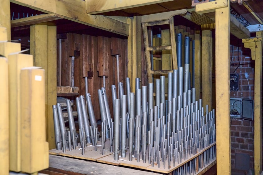 Piszczałki organ&oacute;w w katedrze wrocławskiej