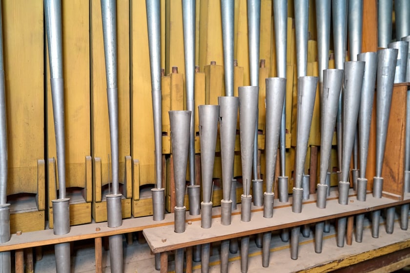Piszczałki organ&oacute;w w katedrze wrocławskiej