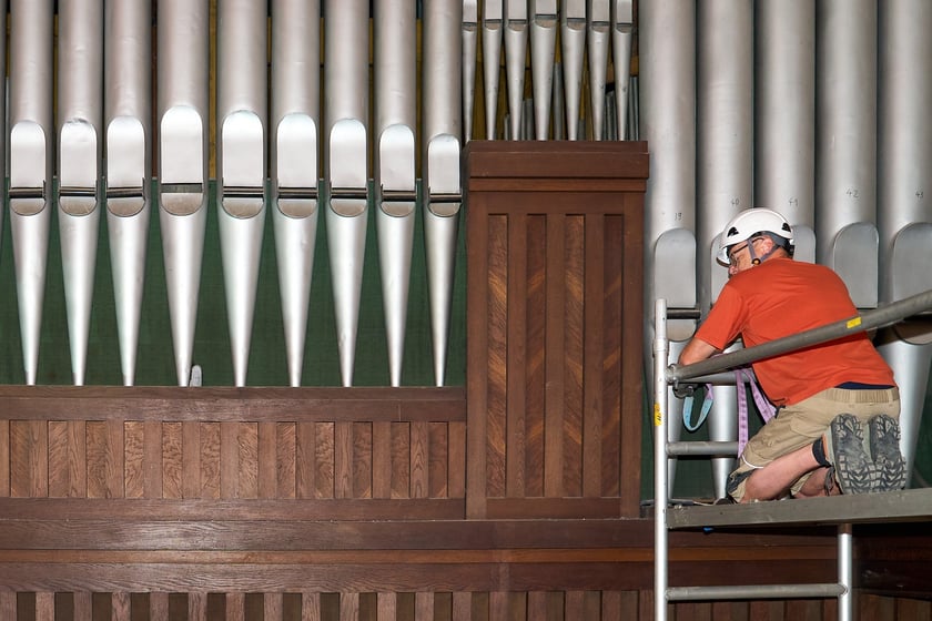 Demontaż piszczałek organ&oacute;w w katedrze wrocławskiej