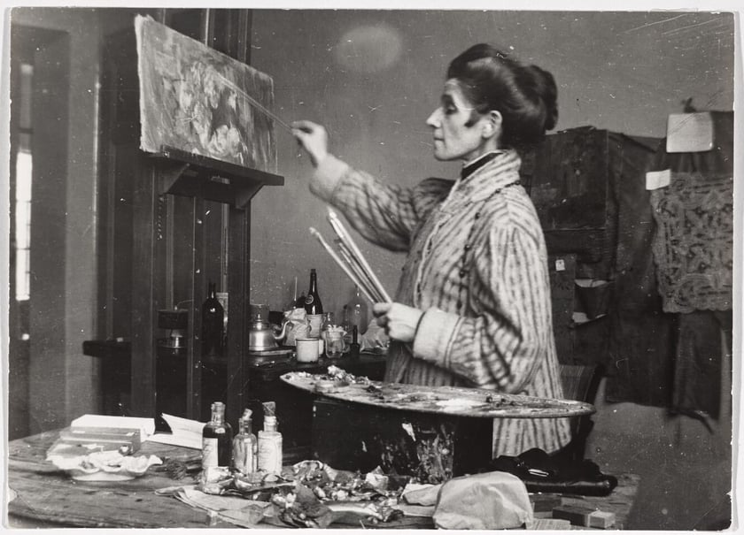 Olga Boznańska w pracowni przy ul. Wolskiej w Krakowie, ok. 1920