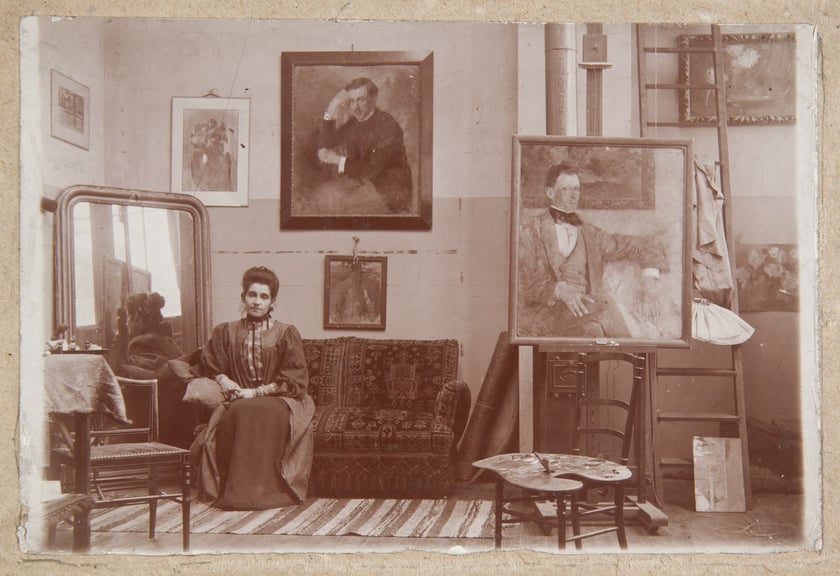 Olga Boznańska w pracowni przy rue de Vaugirard w Paryżu, ok. 1900