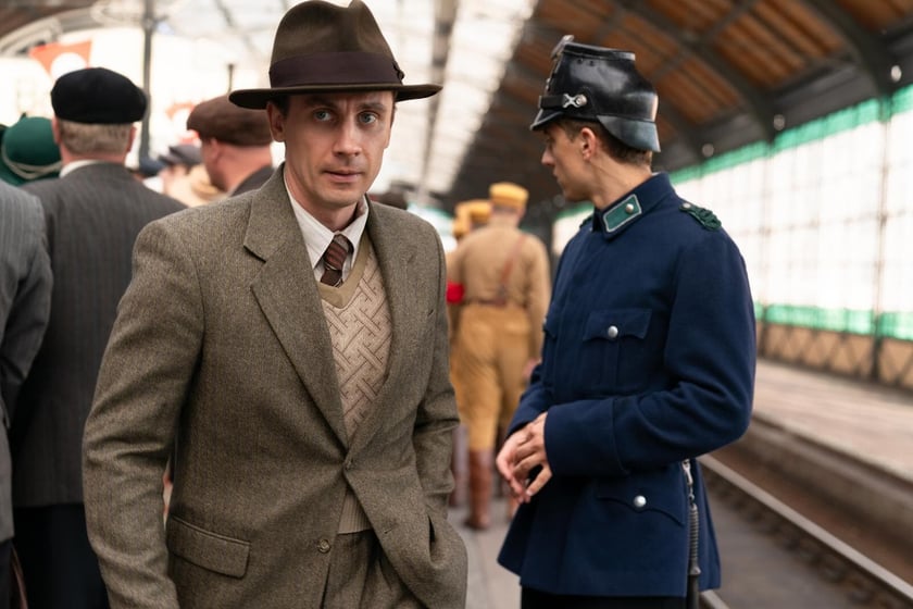 Serial &bdquo;Breslau&rdquo; kręcono we Wrocławiu &ndash; tu bohaterowie na Dworcu Gł&oacute;wnym