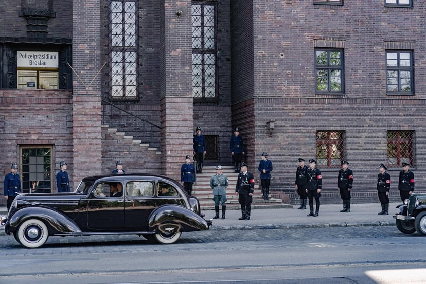 Serial &bdquo;Breslau&rdquo; kręcono we Wrocławiu &ndash; tu bohaterowie na ul. Podwale