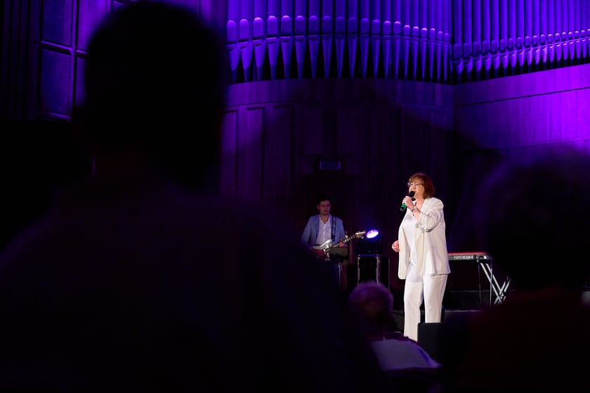 III edycja Og&oacute;lnopolskiego Senioralnego Festiwalu Piosenki Artystycznej w ramach Wrocławskich Dni Seniora - koncert finałowy