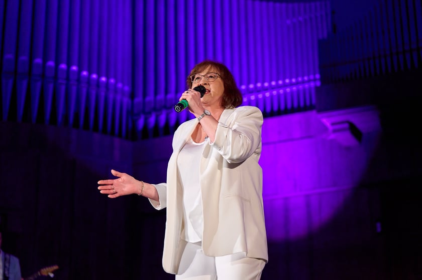 III edycja Og&oacute;lnopolskiego Senioralnego Festiwalu Piosenki Artystycznej w ramach Wrocławskich Dni Seniora - koncert finałowy