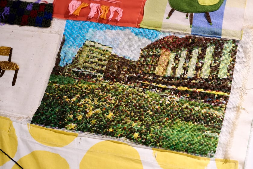 Fragmenty tkaniny artystycznej, która od 29 października ozdobi ścianę w Barbarze