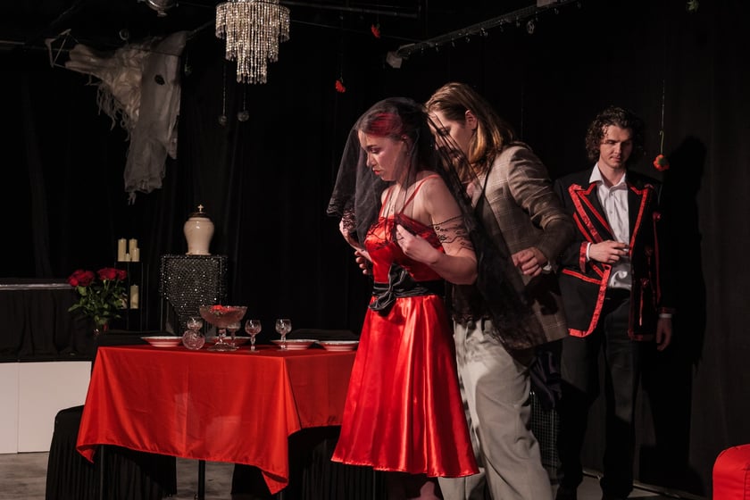 Na zdjęciu aktorzy Teatru Ekstrawersja w spektaklu &bdquo;Tango&rdquo; Sławomira Mrożka