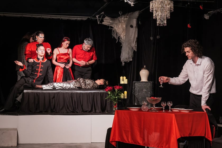 Na zdjęciu aktorzy Teatru Ekstrawersja w spektaklu &bdquo;Tango&rdquo; Sławomira Mrożka