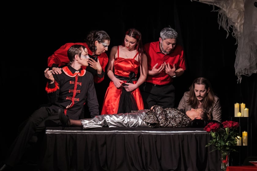 Na zdjęciu aktorzy Teatru Ekstrawersja w spektaklu &bdquo;Tango&rdquo; Sławomira Mrożka