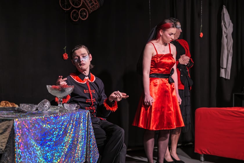 Na zdjęciu aktorzy Teatru Ekstrawersja w spektaklu &bdquo;Tango&rdquo; Sławomira Mrożka