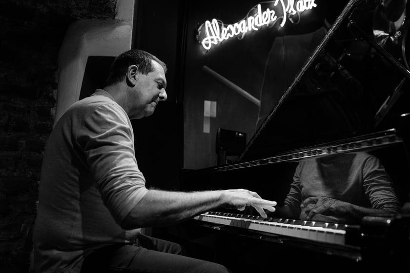 Alan Pasqua (Peter Erskine Quartet)
Alan Pasqua jest artystą Steinwaya, pianistą r&oacute;wnież nominowanym do Grammy i profesorem studi&oacute;w jazzowych w USC Thornton School of Music. Występował i nagrywał z Tony Williamsem, Jackiem DeJohnette, Paulem Motianem, Davem Hollandem, Michaelem Breckerem, Randym Breckerem, Joe Hendersonem, Stanleyem Clarkiem, Garym Burtonem, Jamesem Moody, Garym Peacockiem, Garym Bartzem, Reggie Workmanem, The Thad Jones/Mel Lewis Jazz Orchestra, Sheilą Jordan i Joe Williamsem.
Impart Centrum 23.04.2026, 19:00.

Peter Erskine &ndash; perkusja / drums
Alan Pasqua &ndash; fortepian / piano
Darek Oles &ndash; kontrabas / double bass
Bob Mintzer &ndash; saksofon / saxophone
