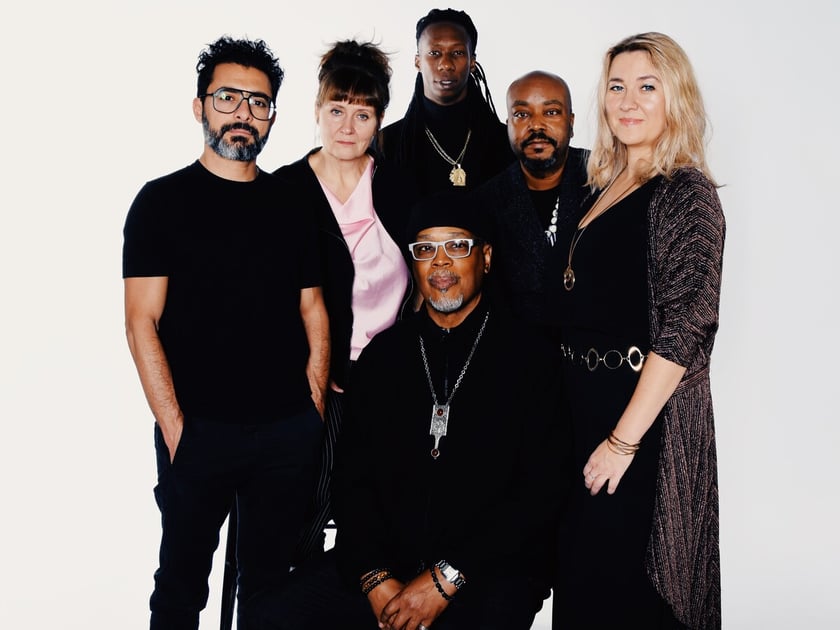 Dorota Piotrowska &amp; Sound Circle feat. Greg Osby
To muzyczne spotkanie kultur, kt&oacute;re łączy mistrzostwo jazzu z energią i r&oacute;żnorodnością muzyki z wielu zakątk&oacute;w świata. Międzynarodowy kolektyw, złożony z artyst&oacute;w z USA, Polski, Libanu, Kuby i Norwegii tworzy unikalną przestrzeń dźwiękową, gdzie jazz staje się uniwersalnym językiem porozumienia.
Koncert ten jest jednocześnie premierą pierwszej płyty zespołu zatytułowanej &bdquo;Voices of Human Consciousness&rdquo;. Na czele stoi Dorota Piotrowska, mieszkająca we Wrocławiu perkusistka, kt&oacute;ra spędziła osiem lat na nowojorskiej scenie jazzowej.
Greg Osby to saksofonista altowy i sopranowy, kompozytor, producent, artysta, kt&oacute;ry kształtował brzmienie nowoczesnego jazzu od lat osiemdziesiątych XX wieku. Od 1985 roku grał w najważniejszych klubach Nowego Jorku. Wsp&oacute;łpracował z takimi gigantami jak Herbie Hancock, Andrew Hill, Jack DeJohnette, Jim Hall, Geri Allen i Dizzy Gillespie.
Hildegunn &Oslash;iseth to norweska trębaczka, kt&oacute;ra po studiach osiedliła się w Południowej Afryce. Często łączy brzmienie tradycyjnych instrument&oacute;w z elektroniką. Odnajduje się zar&oacute;wno jako liderka, jak i członkini zespoł&oacute;w (m.in. Trondheim Jazz Orchestra, Marilyn Mazur&rsquo;s Shamania, Jazz Baltica Ensemble oraz jej własny kwartet).
Ameen Saleem to kontrabasista z USA, kt&oacute;ry wsp&oacute;łpracował z artystami takimi jak Roy Hargrove, The Chris Parker Trio, Winard Harper Sextet, Farnell Newton Marcus Reynolds Quintet oraz wieloma innymi wybitnymi muzykami.
Tarek Yamani to libański pianista i kompozytor, laureat prestiżowej nagrody Thelonious Monk International Jazz Composer's Award. Eksperymentuje z łączeniem tradycji arabskiej i muzyki afroamerykańskiej i eksploruje rytmy P&oacute;łwyspu Arabskiego. Występował z legendami jazzu oraz w prestiżowych salach i festiwalach na całym świecie. Jego tw&oacute;rczość obejmuje r&oacute;wnież kwartety smyczkowe, kompozycje filmowe i publikacje naukowe poświęcone rytmice.
Barbaro Crespo &bdquo;Machito&rdquo; to kubański perkusjonista, wyr&oacute;żniający się własnym językiem muzycznym i mistrzowskimi umiejętnościami perkusyjnymi. Od ponad piętnastu lat występuje na festiwalach, w teatrach i telewizji. Od 2013 roku związany jest z najpopularniejszym zespołem rumby na Kubie &ndash; Adonis y Osain del Monte, a w latach 2017&ndash;2020 wsp&oacute;łtworzył francusko-kubański projekt afrojazzowy &bdquo;Que vola&rdquo;.
Firlej, 25.04.2026, 23:00.

Dorota Piotrowska &ndash; perkusja / drums
Greg Osby &ndash; saksofon / saxophone
Hildegunn &Oslash;iseth &ndash; trąbka, bukkehorn / trumpet, bukkehorn
Ameen Saleem &ndash; kontrabas / double bass
Tarek Yamani &ndash; fortepian / piano
Barbaro Crespo &bdquo;Machito&rdquo; &ndash; perkusjonalia / percussion
