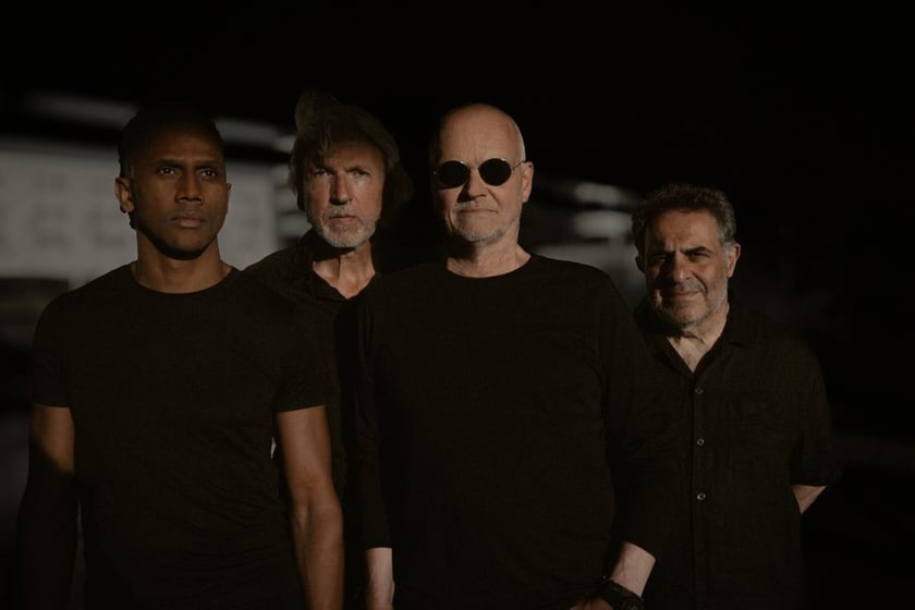 Lars Danielsson
Lars Danielsson &ndash; kontrabasista, wiolonczelista, kompozytor, kt&oacute;ry od ponad dw&oacute;ch dekad przyciąga na swoje koncerty we Wrocławiu oddaną publiczność. Jego muzyka nie mieści się w jednej szufladce: to jazz, ale nie tylko jazz. To klasyczna precyzja, skandynawska melancholia i głęboki zmysł melodyczny, kt&oacute;re razem tworzą idiom trudny do podrobienia.
Centrum jego tw&oacute;rczości stanowi melodia &ndash; Danielsson myśli o swoich kompozycjach jak o pieśniach. Linie melodyczne są śpiewne i naturalne, nawet gdy są osadzone w złożonych metrach asymetrycznych, w kt&oacute;rych kompozytor porusza się swobodnie, nie tracąc ani na chwilę poczucia pulsu i emocjonalnej bezpośredniości. Muzyka zachowuje tę rzadką r&oacute;wnowagę: jest wyrafinowana, a zarazem dostępna; intymna, lecz nie hermetyczna.
Projekt Liberetto &ndash; nazwa ukuta przez samego Danielssona, łącząca słowo &bdquo;libretto&rdquo; z odniesieniem do muzyki klasycznej &ndash; istnieje od 2012 roku i skupia artyst&oacute;w, z kt&oacute;rymi związany jest od lat: perkusistę Magnusa &Ouml;str&ouml;ma, pianistę Gr&eacute;gory'ego Privata i gitarzystę Johna Parricellego. To nie jest jazzowy band złożony z sesyjnych wykonawc&oacute;w. Każdy z nich wnosi do muzyki sw&oacute;j głos głęboko zintegrowany z kompozycjami, a długotrwała wsp&oacute;lna praca przeradza się w szczeg&oacute;lny rodzaj zaufania i muzycznej rozmowy, słyszalnej na każdym albumie.
Impart Centrum 23.04.2026, 19:00.

Lars Danielsson &ndash; kontrabas, wiolonczela / double bass, cello
Gr&eacute;gory Privat &ndash; fortepian / piano
John Parricelli &ndash; gitary / guitars
Magnus &Ouml;str&ouml;m &ndash; perkusja i instrumenty perkusyjne / drums &amp; percussion
