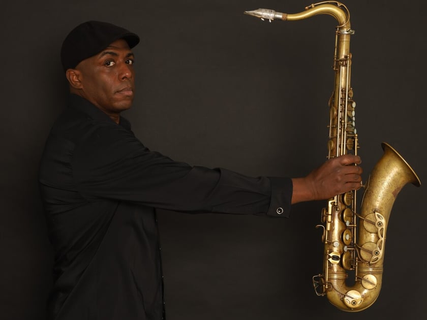 Lawrence Clark Quintet
Lawrence Clark jest tenorzystą o wyraźnie określonej tożsamości artystycznej, ukształtowanej przez dwie fundamentalne inspiracje. Pierwszą jest filozofia muzyczna Johna Coltrane'a &ndash; otwartość harmoniczna, modalność i duchowy wymiar improwizacji. Drugą jest praktyczna szkoła free jazzu wyniesiona z wieloletniej wsp&oacute;łpracy z perkusistą Rashiedem Alim, jednym z ostatnich muzyk&oacute;w z bezpośredniego kręgu Coltrane'a. Obie inspiracje słyszalne są nie jako cytat czy hołd, lecz jako fundament własnego, rozpoznawalnego głosu.
Jego charakterystyczne brzmienie i skupiony, medytacyjny spos&oacute;b grania są bliższe modlitwie niż popisowi. To świadomy wyb&oacute;r estetyczny: Clark traktuje improwizację jako poszukiwanie, a nie demonstrację techniki.
Impart Centrum, 25.04.2026, 19:00.

Lawrence Clark &ndash; saksofon tenorowy / tenor saxophone
Josh Evans &ndash; trąbka / trumpet
Conway Campbell &ndash; gitara basowa / bass
Alan Bartus &ndash; fortepian / piano
Genius Wesley &ndash; perkusja / drums
