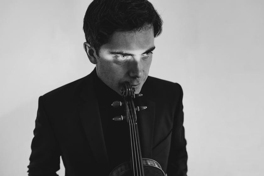 Mateusz Smoczyński (NEW WORLD QUARTET: Stankiewicz, Oleszkiewicz, Smoczyński, Cinelu)
Nazwa zespołu nawiązuje do Anton&iacute;na Dvoř&aacute;ka i jego fascynacji Ameryką P&oacute;łnocną. &bdquo;Z Nowego Świata&rdquo; to nie tylko tytuł symfonii, lecz także symbol spotkania kultur, idiom&oacute;w i muzycznych język&oacute;w. Ten sam duch przenika program kwartetu: inspiracje muzyką amerykańską, jej rytmem i poczuciem przestrzeni, splatają się z europejską wrażliwością formy i brzmienia. W tle pobrzmiewa r&oacute;wnież estetyka Clausa Ogermana &ndash; kompozytora, kt&oacute;ry potrafił przeniknąć jazzową harmonią do świata muzyki klasycznej z niezwykłą elegancją i subtelnością. New World Quartet rozwija tę ideę we własny spos&oacute;b, tworząc muzykę kameralną otwartą na improwizację.
Mateusz Smoczyński - skrzypek, kompozytor, band-leader, swobodnie poruszający się pomiędzy gatunkami. Wsp&oacute;łzałożyciel Atom String Quartet i New Trio tworzy duet z wiolonczelistą Stephanem Braunem, wsp&oacute;łpracował r&oacute;wnież z Branfordem Marsalisem. Laureat Fryderyka 2025 w kategorii Jazzowy Kompozytor Roku.
Firlej 22.04.2026, 23:00

Mateusz Smoczyński- skrzypce / violin
Kuba Stankiewicz &ndash; fortepian / piano
Darek Oleszkiewicz &ndash; kontrabas / bass
Mino Cinelu &ndash; instrumenty perkusyjne / percussion
