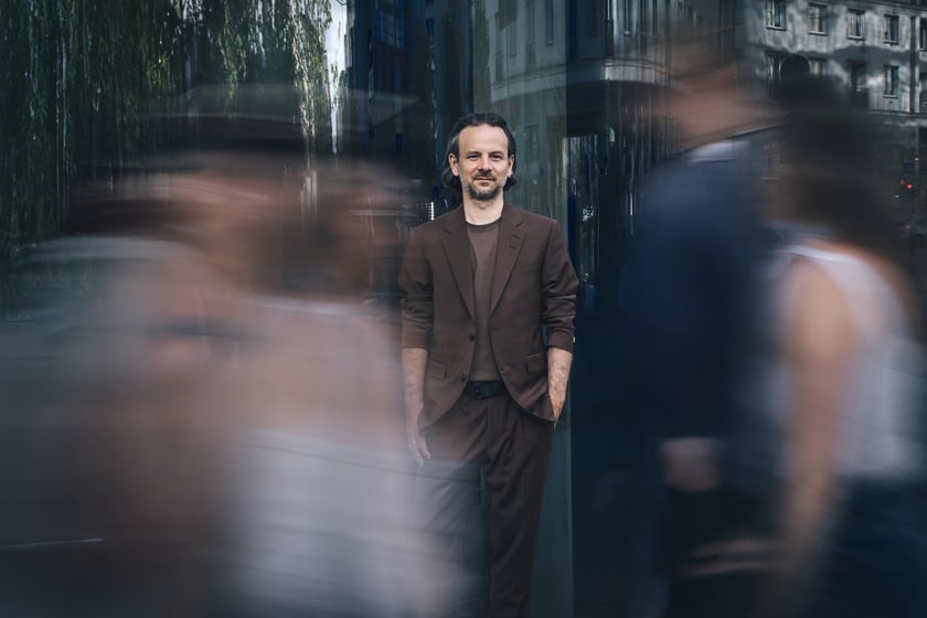 Michał Barański
Michał Barański &ndash; kontrabasista, gitarzysta basowy, kompozytor. Jeden z najbardziej kreatywnych, poszukujących i odważnych artyst&oacute;w wsp&oacute;łczesnej polskiej sceny jazzowej. W jego artystycznej biografii pojawiają się niemal wszystkie kluczowe nazwiska polskiego jazzu. Ostatnio studiuje indyjską muzykę karnatycką i w praktyce demonstruje indyjską perkusję wokalną (konnakol).
Po pięciu latach od powstania znakomicie przyjętego debiutu &bdquo;Masovian Mantra&rdquo;, kt&oacute;ra to płyta miała premierę na &bdquo;Jazzie nad Odrą&rdquo;, a niedługo potem została nagrodzona jazzowym Fryderykiem, Michał Barański powraca z nowym projektem &ndash; albumem &bdquo;No Return No Karma&rdquo;. To płyta, kt&oacute;ra w pełni ukazuje jego artystyczną dojrzałość, otwartość na dialog kultur i odwagę w przekraczaniu granic stylistycznych; odwołuje się do pytań, kt&oacute;re towarzyszyły artyście podczas procesu tw&oacute;rczego, a także do nieodwracalnych zmian w świecie i w muzyce.
Album ten wymyka się prostym klasyfikacjom i stanowi manifest wolności artystycznej tw&oacute;rcy. To wielowarstwowa opowieść muzyczna, w kt&oacute;rej jazz spotyka się z indyjską matematyką rytmiczną, europejską wrażliwością i subtelnymi, choć głęboko zakorzenionymi odniesieniami do polskiej muzyki ludowej. Barański stworzył kompozycje, kt&oacute;re pulsują rytmiczną energią i swobodą improwizacji, a jednocześnie niosą ze sobą refleksję nad wsp&oacute;łczesnym światem: jego zmiennością i wielokulturowością.
Fundamentem projektu są muzycy wsp&oacute;łpracujący na co dzień z Michałem Barańskim: Shachar Elnatan (gitara, oud), Michał Tokaj (fortepian, syntezatory) i Łukasz Żyta (perkusja). To właśnie ten kwartet odpowiedziany jest za brzmienia albumu &bdquo;No Return No Karma&rdquo;, tworząc z Barańskim zgrane i inspirujące muzyczne laboratorium.
Firlej 23.04.2026, 23:00.

Michał Barański &ndash; kontrabas / double bass
Shachar Elnatan &ndash; gitara, oud / guitar, oud
Michał Tokaj &ndash; fortepian, syntezatory / piano, synthesizers
Łukasz Żyta &ndash; perkusja / drums
