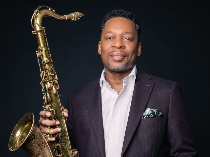 Ravi Coltrane
W 2026 roku przypada setna rocznica urodzin dw&oacute;ch wizjonerskich tw&oacute;rc&oacute;w nowoczesnego jazzu: Milesa Davisa i Johna Coltrane'a. Niewielu jest artyst&oacute;w, kt&oacute;rzy byliby w stanie unieść i rozwinąć ich dziedzictwo. Aby tego dokonać, połączyli siły dwaj niezwykle innowacyjni i wpływowi bandleaderzy &ndash; Terence Blanchard i Ravi Coltrane.
Ravi Coltrane to jeden z najwybitniejszych wsp&oacute;łczesnych saksofonist&oacute;w i kompozytor&oacute;w, kt&oacute;ry kultywuje i poszerza tw&oacute;rczość swoich wielkich rodzic&oacute;w, nadając jej własny, niepowtarzalny kształt. Był trzykrotnie nominowany do nagrody Grammy.
Impart Centrum, 26.04.2026, 19:00.