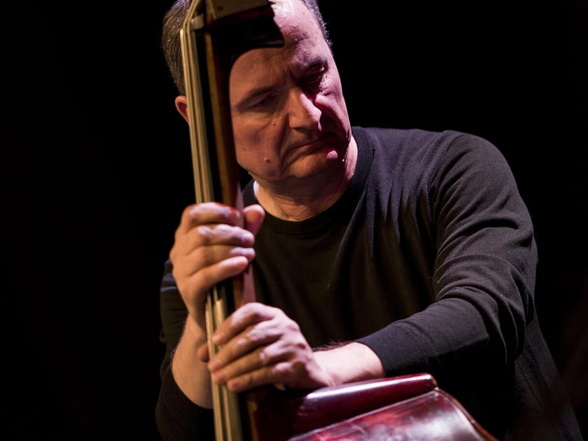 Darek &bdquo;Oles&rdquo; Oleszkiewicz (Peter Erskine Quartet)
Darek &bdquo;Oles&rdquo; Oleszkiewicz urodził się we Wrocławiu. Stał się jednym z najbardziej rozchwytywanych basist&oacute;w na Zachodnim Wybrzeżu. &bdquo;Oles&rdquo; (to jego amerykański pseudonim) miał okazję występować i nagrywać z największymi mistrzami jazzu, m.in. z Bradem Mehldau, Billym Higginsem, Patem Methenym, Joe Lovano, Eddiem Hendersonem, Charlesem Lloydem, Johnem Abercrombie, Bennie Maupinem, Lee Konitzem, Peterem Erskine'em, Alanem Pasquą i wieloma innymi.
Impart Centrum 23.04.2026, 19:00.

Peter Erskine &ndash; perkusja / drums
Alan Pasqua &ndash; fortepian / piano
Darek Oles &ndash; kontrabas / double bass
Bob Mintzer &ndash; saksofon / saxophone
