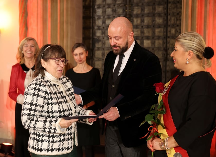 Uroczystość we wrocławskim starym Ratuszu, podczas której podziękowania za pracę na rzecz seniorów odebrało ponad 30 zaangażowanych społecznie wrocławian i wrocławianek.