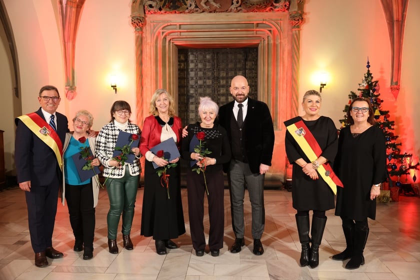 Uroczystość we wrocławskim starym Ratuszu, podczas której podziękowania za pracę na rzecz seniorów odebrało ponad 30 zaangażowanych społecznie wrocławian i wrocławianek.