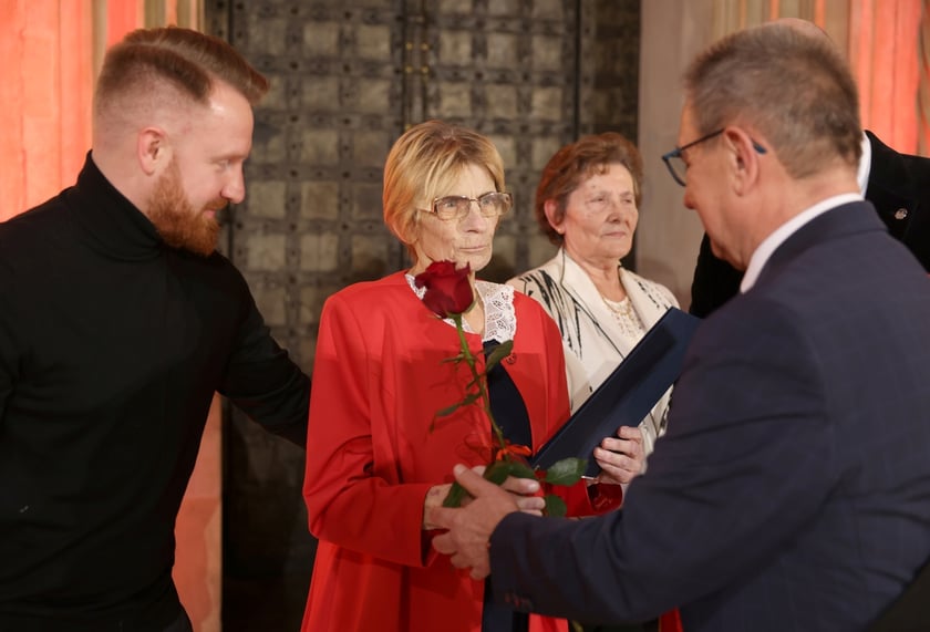 Uroczystość we wrocławskim starym Ratuszu, podczas której podziękowania za pracę na rzecz seniorów odebrało ponad 30 zaangażowanych społecznie wrocławian i wrocławianek.