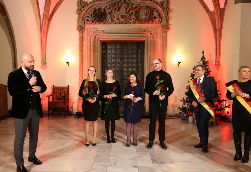 Uroczystość we wrocławskim starym Ratuszu, podczas której podziękowania za pracę na rzecz seniorów odebrało ponad 30 zaangażowanych społecznie wrocławian i wrocławianek.