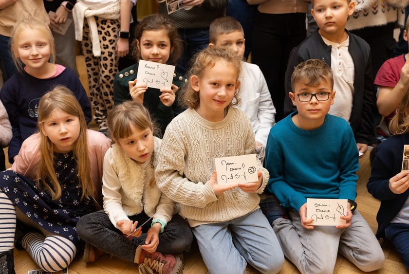 Dzieci ze Szkoły Podstawowej 99, przy ul. Głubczyckiej 3, klasa III &ndash; 24 dzieci i klasa II &ndash; 23 dzieci