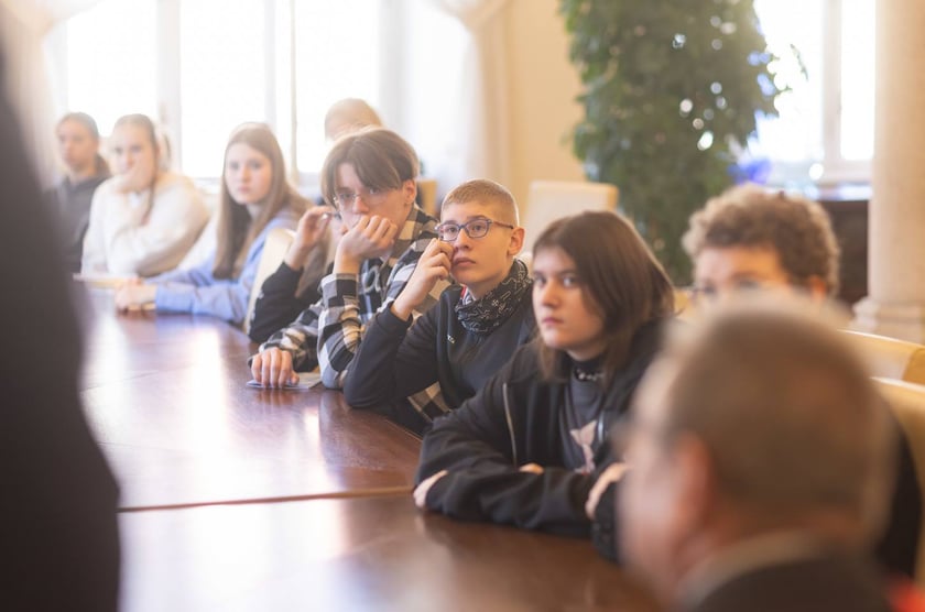 Wizyta młodzieży w gabinecie prezydenta Wrocławia Jacka Sutryka&nbsp;