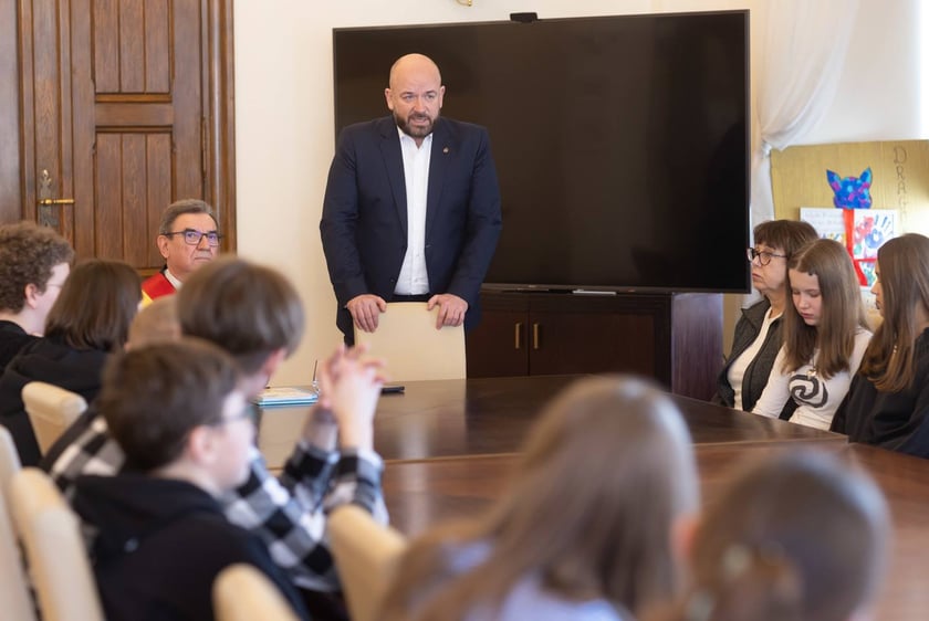 Wizyta młodzieży w gabinecie prezydenta Wrocławia Jacka Sutryka&nbsp;