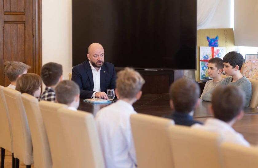 Wizyta młodzieży w gabinecie prezydenta Wrocławia Jacka Sutryka&nbsp;
