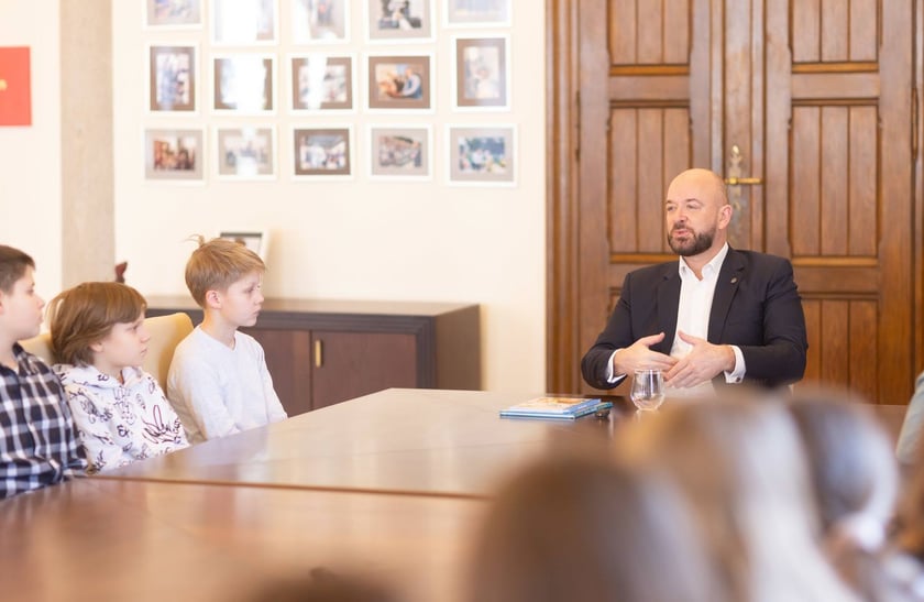 Wizyta młodzieży w gabinecie prezydenta Wrocławia Jacka Sutryka&nbsp;