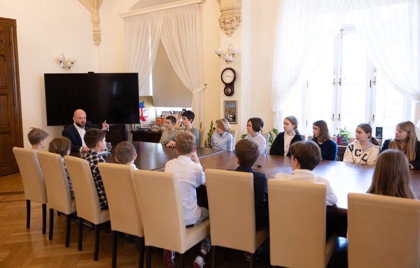 Wizyta młodzieży w gabinecie prezydenta Wrocławia Jacka Sutryka&nbsp;