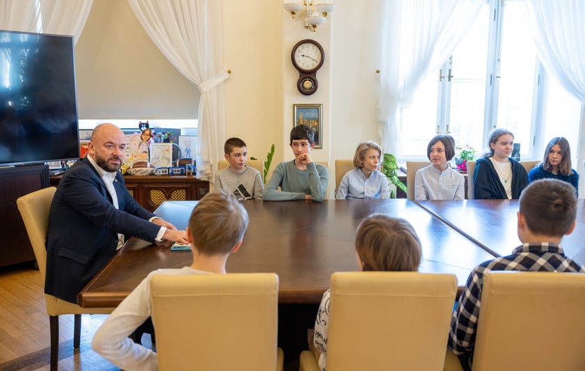 Wizyta młodzieży w gabinecie prezydenta Wrocławia Jacka Sutryka&nbsp;