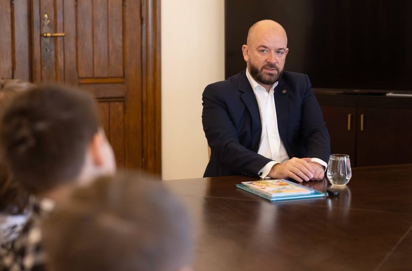 Wizyta młodzieży w gabinecie prezydenta Wrocławia Jacka Sutryka&nbsp;