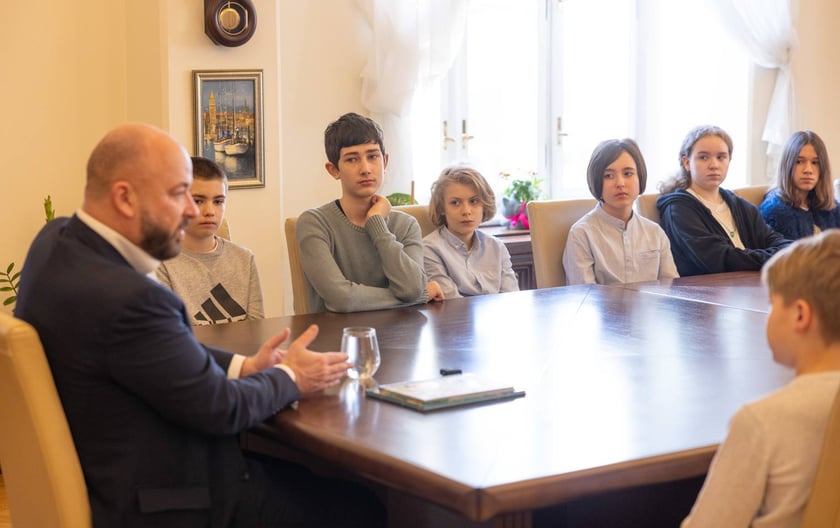 Wizyta młodzieży w gabinecie prezydenta Wrocławia Jacka Sutryka&nbsp;