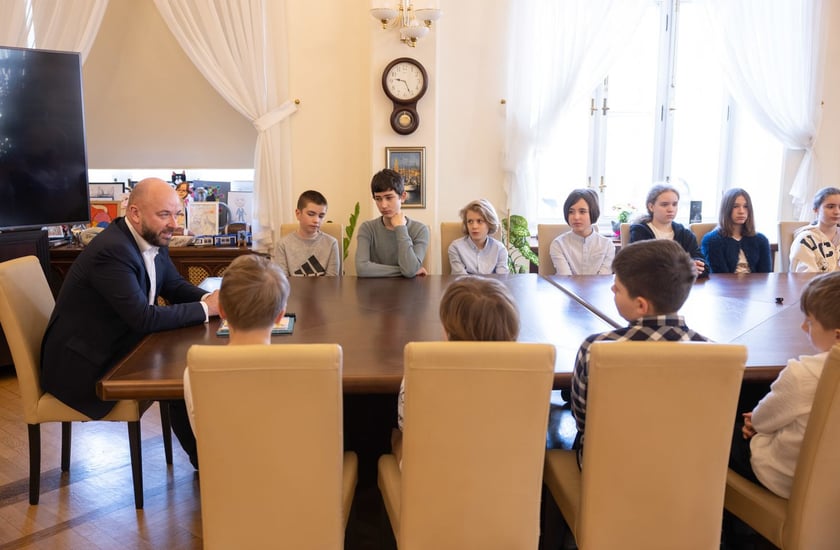Wizyta młodzieży w gabinecie prezydenta Wrocławia Jacka Sutryka&nbsp;