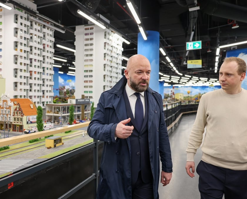 Prezydent Wrocławia Jacek Sutryk ogląda makietę w Kolejkowie