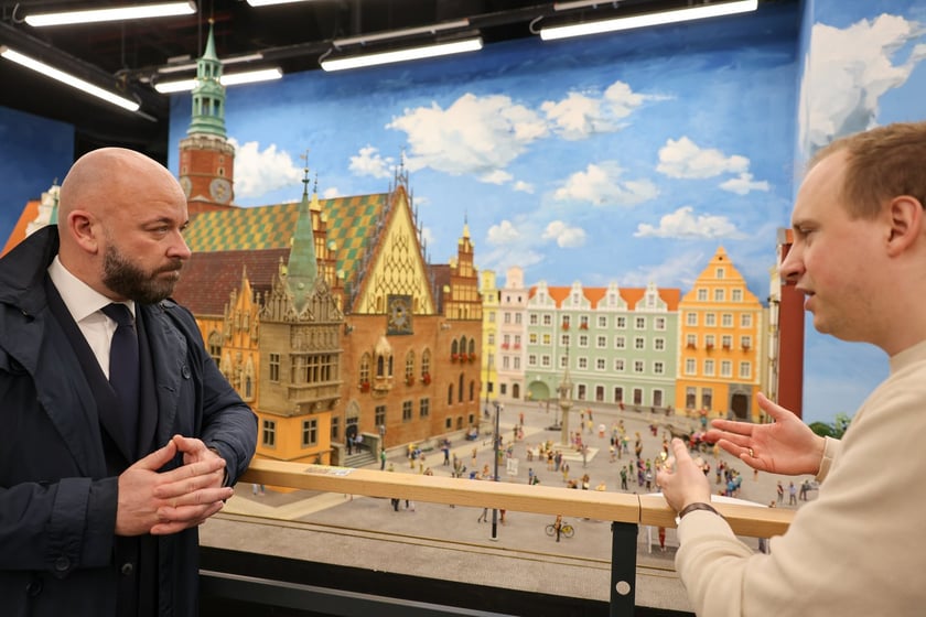 Prezydent Wrocławia Jacek Sutryk ogląda makietę w Kolejkowie